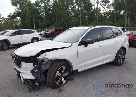 2024 Volvo Xc60 Recharge Plug-In Hybrid T8 Core Dark Theme z USA, uszkodzony, nr VIN YV4H60DK6R1925870